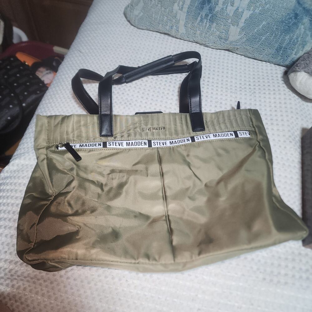 STEVE MADDEN EUC  TAN NYLON LARGE SHOULDER BAG